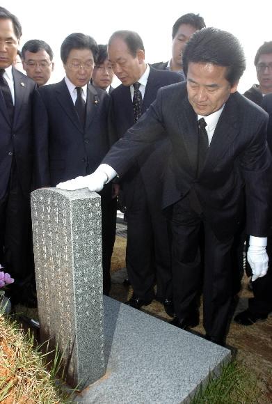 정동영 대통합민주신당 대선후보가 26일 광주 5·18묘역을 참배하면서 한 열사의 묘비를 살펴보고 있다. 광주 김명국기자 daunso@seoul.co.kr