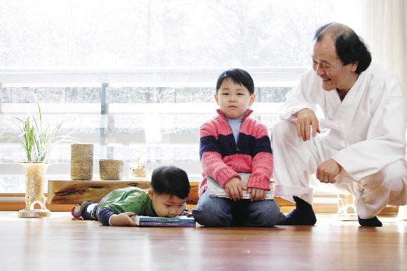 조정래씨는 할아버지의 마음으로 손자에게 읽히고 싶은 글을 썼다고 말했다.