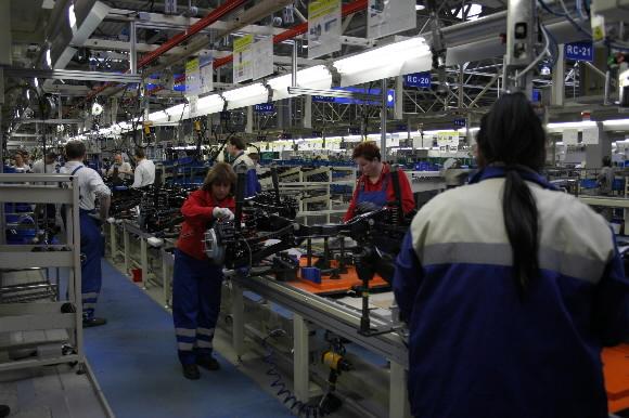 슬로바키아의 모듈공장에서 직원들이 작업에 열중하고 있다. 현대모비스 제공