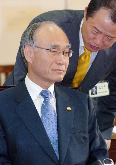 김신일 교육부총리가 26일 국회에서 열린 교육위원회 국정감사에서 로스쿨 관련, 의원들의 질의에 대해 교육부 관계자로부터 보고를 받고 있다. 이호정기자 hojeong@seoul.co.kr