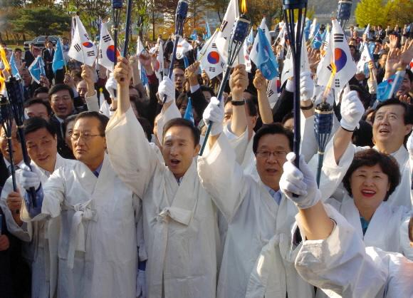 한나라당 이명박(앞줄 오른쪽 세번째) 대선후보와 강재섭(두번째) 대표 등이 26일 충남 천안에서 열린 ‘국민성공시대’ 대전·충남대회에서 한복 차림으로 유관순 열사를 추모하는 만세 삼창을 하고 있다. 천안 최해국기자 seaworld@seoul.co.kr