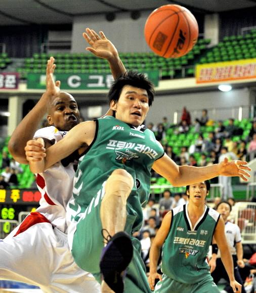 김주성(앞·동부)이 26일 대구에서 열린 프로농구 오리온스전에서 리온 트리밍햄(왼쪽)과 리바운드볼 다툼을 하고 있다. 대구 성복현기자 hsung@sportsseoul.com