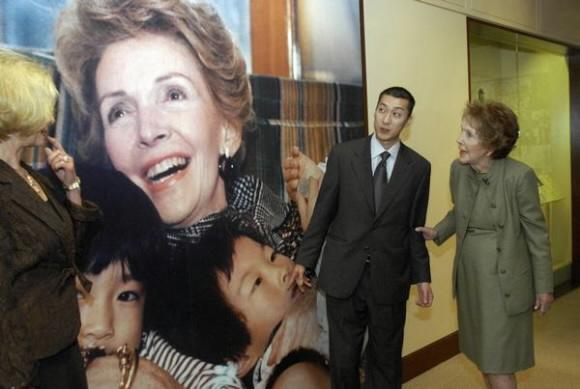 낸시 레이건 여사의 도움으로 심장병 수술을 받았던 한인 입양인 이길우(왼쪽)씨가 26일(현지시간) 로스앤젤레스 레이건 기념관에서 24년 만에 낸시 여사를 만나 수술 직후 함께 찍었던 사진을 바라보고 있다.