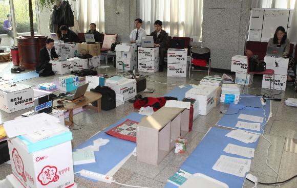 정부의 ‘취재지원시스템 선진화방안’에 항의하는 외교부 기자들이 26일 오전 정부중앙청사 별관 2층 로비에 자체 마련한 임시송고실에서 기사를 송고하고 있다. 같은 시간 청사 별관 3층 국제회의장에선 노무현 대통령이 주재하는 장·차관 정부혁신토론회가 열렸다. 남상인기자 sanginn@seoul.co.kr