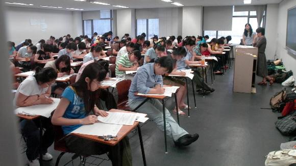 2007학년도 2-2학기 수시모집 지원이 이달말부터 대학별로 본격 시작됐다. 사진은 지난해 7월 이화여대의 수시 1학기 모집 ‘일반 우수자 전형 논술 고사’에서 수험생들이 시험을 치르고 있는 모습. 서울신문 포토라이브러리
