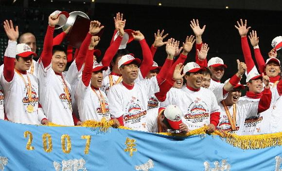 SK 김성근(앞줄 왼쪽 네번째) 감독을 비롯한 선수단이 29일 인천 문학구장에서 열린 두산과의 6차전에서 승리, 창단 후 첫 한국시리즈 챔피언에 오른 뒤 그라운드에 모여 우승을 자축하며 손을 흔들고 있다. 인천 최승섭기자 thunder@sportsseoul.com