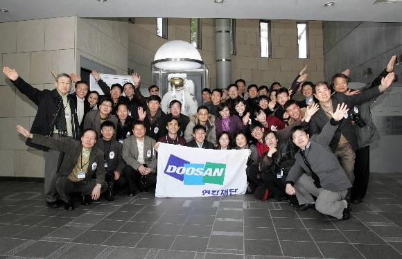 ‘올해의 과학교사상’ 수상 교사들이 연강재단 후원으로 올 1월 일본 쓰쿠바 우주항공센터를 둘러본 뒤 기념사진을 찍고 있다. 두산그룹 제공