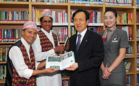 강주안(오른쪽에서 두번째) 아시아나항공 사장이 지난 8월 경기도 부천의 아시아인권연대를 방문해 8개국 언어로 인쇄된 도서 500권을 전달하고 있다. 아시아나항공 제공