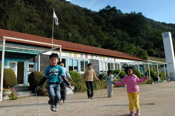 산골마을 분교의 수업은 아침체조를 대신한 줄넘기로 시작한다. 맑은 공기를 한껏 들이마시고 난 아이들은 몸도 마음도 상쾌해진다.