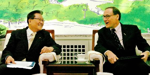 30일 한국사립대총장협의 회장인 손병두(왼쪽) 서강대 총장과 미대학협의회 회장인 크리스토퍼 달 뉴욕대 총장이 서울 마포구 신수동 서강대 본관 접견실에서 만나 교육관련 대담을 나누고 있다. 손형준기자 boltagoo@seoul.co.kr