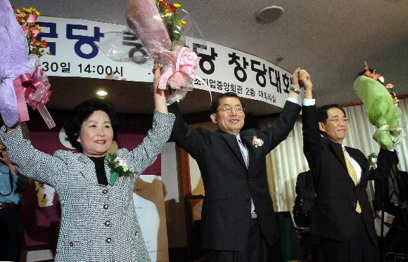 30일 여의도 중소기업회관에서 열린 창조한국당 중앙당 창당대회에서 문국현(가운데) 전 유한킴벌리 사장이 함께 공동대표로 선출된 이정자(왼쪽) 녹색구매네트워크 상임대표, 이용경 전 KT 대표이사와 손을 맞잡고 지지자의 환호에 답하고 있다. 김명국기자 daunso@seoul.co.kr