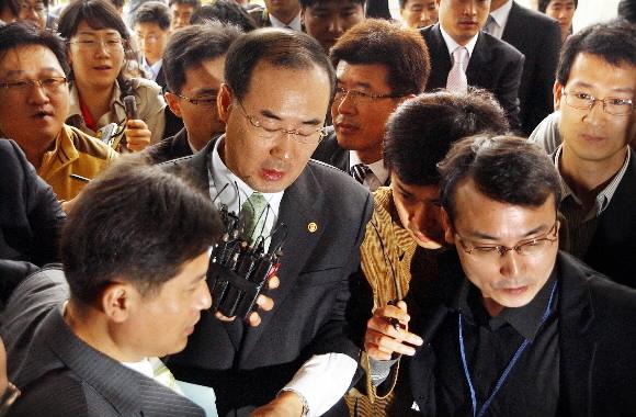 수뢰 의혹을 받고 있는 전군표 국세청장이 1일 오전 취재진에 둘러싸인 채 피내사자 신분으로 부산지검에 출두하고 있다. 부산 왕상관기자 skwang@seoul.co.kr
