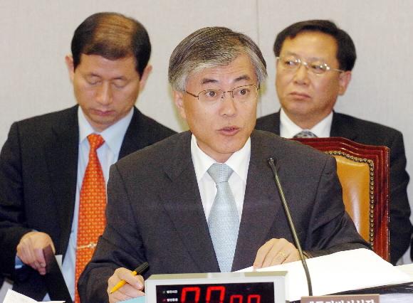 일 국회 운영위원회에서 열린 대통령비서실·경호실 국정감사에서 문재인 대통령 비서실장이 의원들의 질문에 답하고 있다. 김명국기자 daunso@seoul.co.kr