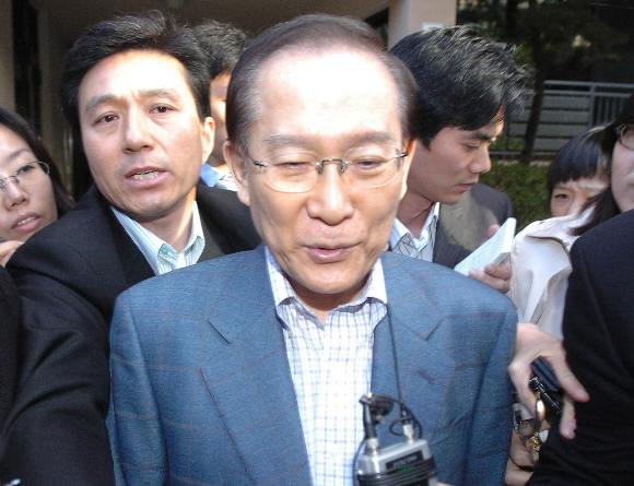 지방으로…  대선 출마설이 나돌고 있는 이회창 한나라당 전 총재가 2일 자택을 나서면서 기자들의 질문에 미소를 짓고 있다. 이 전 총재측 이흥주 특보는 “최종 입장 정리를 위해 지방에 가셨다.”며 출마가 임박했음을 시사했다. 김명국기자 daunso@seoul.co.kr