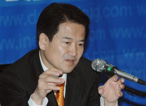 대통합민주신당 정동영 대선후보가 2일 서울 교육문화회관에서 한국인터넷신문협회 주최로 열린 대선주자 초청토론회에서 질문에 답하고 있다. 류재림기자 jawoolim@seoul.co.kr