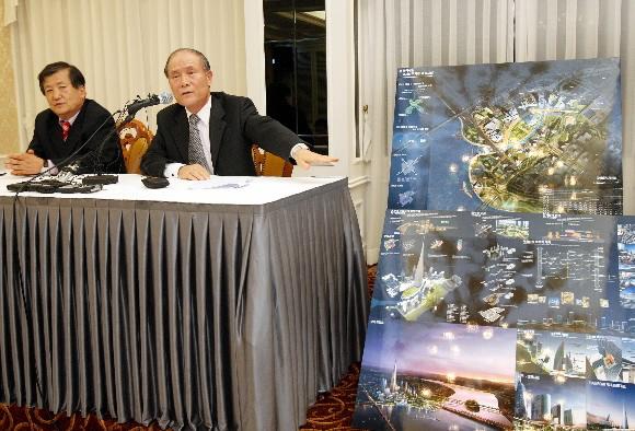 김동건(오른쪽) 코레일 용산 역세권개발사업 평가관리위원장이 2일 서울 서초구 팔레스호텔에서 열린 우선협상대상자 선정 발표회장에서 조감도를 가리키며 기자들의 질문에 답하고 있다. 도준석기자 pado@seoul.co.kr