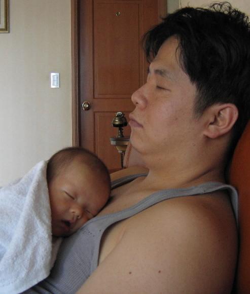 아빠 품에서 코~