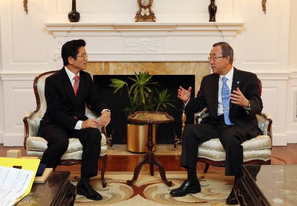 미국을 방문 중인 김문수(왼쪽) 경기도지사가 1일(현지시간) 뉴욕 맨해튼의 유엔사무총장 관저에서 반기문 유엔 사무총장과 이야기를 나누고 있다.  경기도 제공