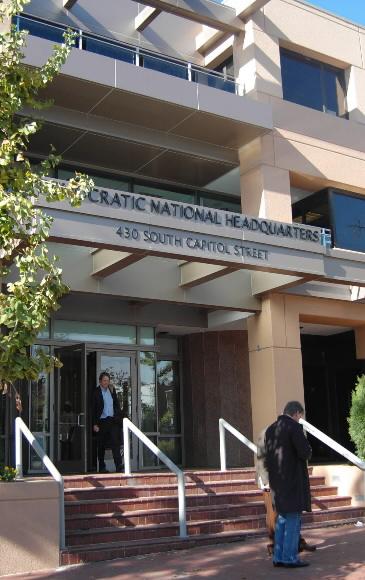 미 의회 부근에 자리잡은 미 민주당 전국위원회(DNC) 당사. 내년의 당 대통령 후보 경선 및 대선 선거 준비가 한창 진행중이다. 워싱턴 이도운특파원 dawn@seoul.co.kr