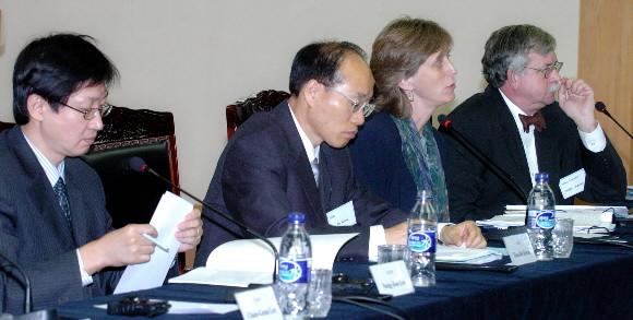 한반도 미래포럼은 5일 서울 영등포구 여의도동의 전경련회관에서 ‘한반도 경제지형 구상’이라는 주제로 국제세미나를 개최했다. 참석자들이 토론을 하고 있다. 손형준기자 boltagoo@seoul.co.kr