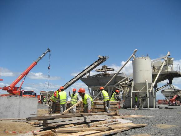 마다가스카르 현지 노동자들이 토아마시나 암바토비 석탄열병합발전소 현장에서 기초 토목공사에 열중하고 있다.