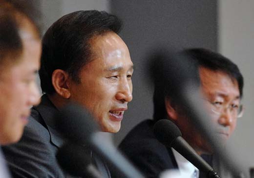 한나라당 이명박 후보가 5일 한국프레스센터에서 열린 관훈클럽 초청 토론회에서 패널들의 질문에 답하고 있다. 도준석기자 pado@seoul.co.kr