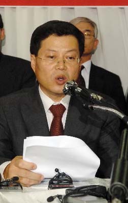 김용철 변호사가 5일 서울 동대문구 제기동 성당에서 기자회견을 통해 삼성그룹 비자금 의혹과 관련한 입장을 밝히고 있다. 정연호기자tpgod@seoul.co.kr