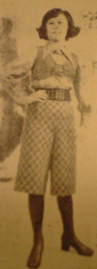 조화를 이룬「체크」무늬의「카우초·팬츠」에「미니」「베스트」로「집시·루크」의 멋을 풍기는 선희자양