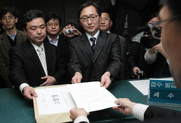 민주사회를 위한 변호사모임 한택근(오른쪽) 사무총장과 참여연대 김민영 사무처장이 6일 삼성그룹의 비자금 조성 등 불법행위와 관련해 서울 서초구 서초동 대검찰청에 고발장을 접수시키고 있다. 안주영기자 jya@seoul.co.kr