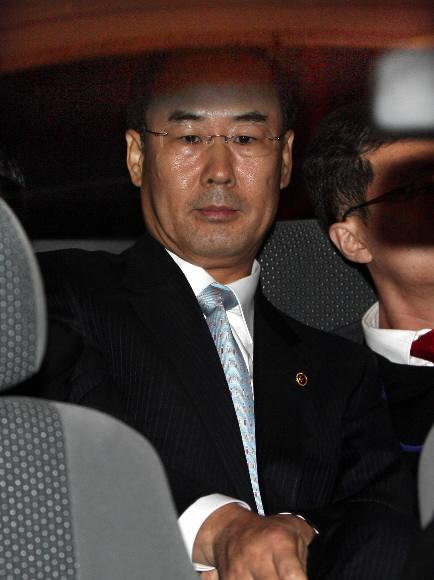 뇌물수수 혐의로 부산지법에 의해 구속영장이 발부된 전군표 국세청장이 6일 밤 굳은 표정으로 승용차를 타고 구치소로 향하고 있다. 부산 왕상관기자 skwang@seoul.co.kr
