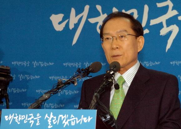 이회창 전 한나라당 총재가 7일 서울 남대문로 단암빌딩 개인 사무실에서 기자회견을 갖고 대선 출마를 선언하고 있다. 안주영기자 jya@seoul.co.kr