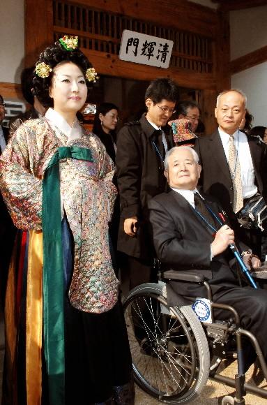 명성황후 역을 맡은 배우 이태원(왼쪽)씨와 휠체어를 탄 가와노 다스미가 경복궁 건청궁을 둘러보고 있다. 류재림기자 jawoolim@seoul.co.kr