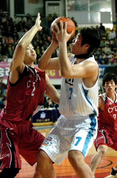 현주엽(왼쪽·LG)이 7일 전주에서 열린 프로농구 KCC전에서 서장훈의 슛을 밀착 수비하고 있다. 전주 성복현기자 hsung@sportsseoul.com