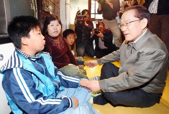 이회창 무소속 후보가 대선출마 선언 후 첫 일정으로 8일 서울 월계2동의 조손가정을 방문, 소년가장 홍순철(왼쪽)군을 위로하고 있다. 김명국기자 daunso@seoul.co.kr