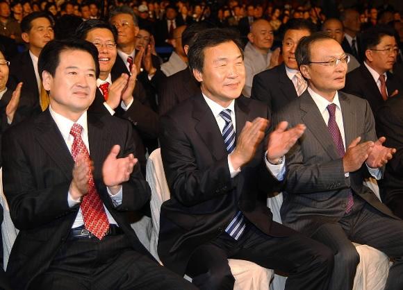 정동영 대통합민주신당 후보, 손학규 전 경기지사, 이해찬 의원(왼쪽부터)이 8일 부산 벡스코에서 열린 신당 부산·울산·경남 지역 행복위원회에 참석해 박수치고 있다. 부산 왕상관기자 skwang@seoul.co.kr