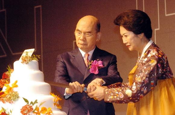 박태준 포스코 명예회장이 8일 부인 장옥자씨와 함께 신라호텔에서 열린 ‘박태준 전기’ 출판 기념회 겸 80회 생일잔치에서 축하케이크를 자르고 있다. 김명국기자 daunso@seoul.co.kr
