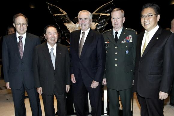 왼쪽부터 버시바우 주한 미국대사, 구평회 E1명예회장, 도널드 그레그 전 주한 미국대사, 벨 주한 미군사령관.