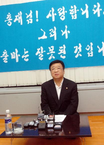 한나라당 권철현 의원이 9일 여의도 국회의원회관에서 무소속 이회창 후보의 대선 출마 포기를 촉구하는 단식 돌입 기자회견을 갖고 있다. 김명국기자 daunso@seoul.co.kr