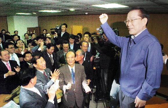 최근 대선 출마를 선언한 무소속 이회창 후보가 9일 서울 남대문 사무실에서 첫 번째 캠프 회의를 갖기 앞서 주먹을 불끈 쥐며 선전을 다짐하고 있다. 김명국기자 daunso@seoul.co.kr