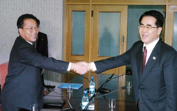 9일 개성공단 내 자남산 여관에서 열린 남북 총리회담 2차 예비접촉에서 우리측 수석대표인 이관세(오른쪽) 통일부 차관과 북측 단장인 전종수 조국평화통일위원회 사무부국장이 회담에 앞서 악수를 나누고 있다. 개성 이언탁기자 utl@seoul.co.kr