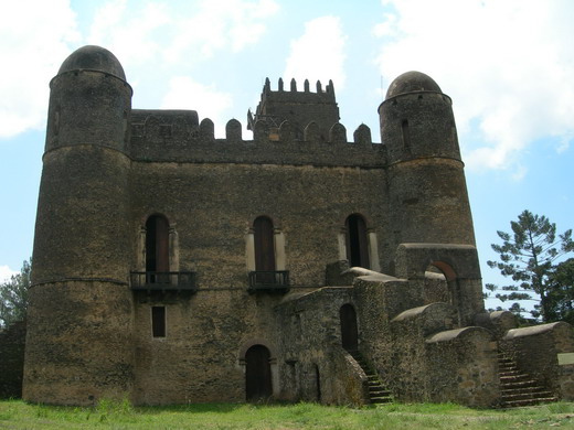 파실라다스 왕의 궁전. 화려할 뿐만 아니라 위풍당당하게 떡 버티고 있어 성안에 들어가면 제일 먼저 눈에 띄는 건물이다. 1층은 전체가 홀로 구성되어 있고 황제의 침실이 있는 3층까지 올라가는 길이 연결되어 있다.