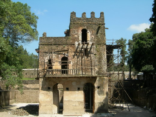 파실라다스 왕의 풀장. 팀캇 페스티벌이 열릴 때 이곳에서 세례의식이 진행된다. 공사중이라 물이 빠진 상태이지만 페스티벌 기간에는 보통 어른의 허리 높이 정도로 물이 찬다.