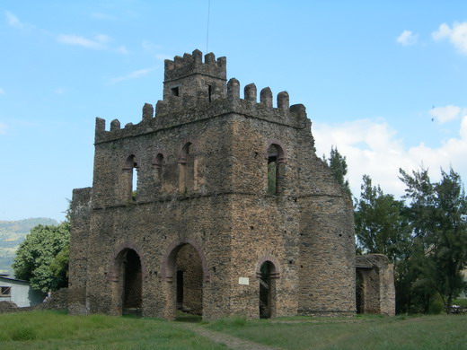 파실라다스 왕의 아들 요하네스 1세가 세운 법원 건물. 건물 뒤쪽은 이미 무너져 내려 규모만 가늠할 수 있을 뿐이다. 주인 없는 성에 새들이 그 자리를 차지하고 있었다.