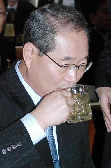 천주교 정의구현전국사제단이 공개한 이른바 ‘떡값 검사’ 명단에 포함된 임채진 검찰총장 내정자가 13일 오전 국회 법사위 인사청문회에서 물을 마시며 뭔가 골똘히 생각하고 있다. 이언탁기자 utl@seoul.co.kr