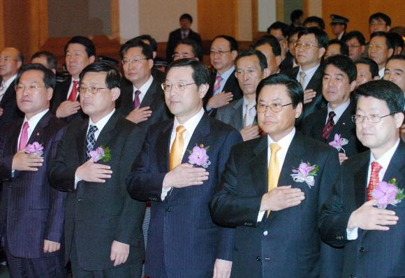 13일 서울 반포동 메리어트호텔에서 열린 ‘육운의 날’ 행사에서 이용섭(앞줄 가운데) 건설교통부장관과 김종원(앞줄 오른쪽 두번째) 전국버스연합회 회장이 참석 인사들과 함께 국민의례를 하고 있다. 이호정기자 hojeong@seoul.co.kr