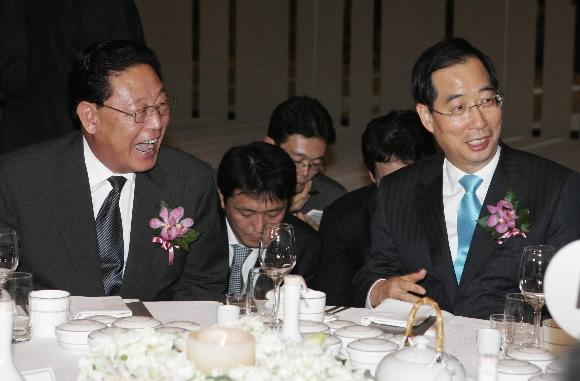 14일 제1차 남북총리회담 총리 주재 환영만찬이 열린 서울 광장동 워커힐호텔 그랜드홀에서 남측 수석 대표인 한덕수(오른쪽) 국무총리와 북측 수석 대표인 김영일(왼쪽) 내각총리가 환담을 나누다 밝게 웃고 있다. 사진공동취재단