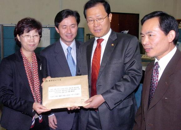 민주노동당 최순영·창조한국당 김영춘·대통합민주신당 문병호(왼쪽부터) 의원이 14일 삼성비자금 의혹사건과 관련한 특별검사 임명 등에 관한 법률안을 국회 의안과에 제출하고 있다. 최해국기자 seaworld@seoul.co.kr