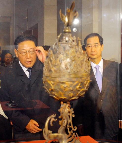 남북총리회담 이틀째를 맞은 15일, 한덕수(오른쪽) 국무총리와 김영일 북측 내각 참사가 국립중앙박물관을 찾아 백제의 금동대향로를 감상하고 있다. 손형준기자 boltagoo@seoul.co.kr