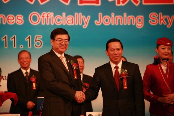 15일 중국 베이징에서 열린 중국남방항공의 ‘스카이팀’ 가입 행사에서 조양호(왼쪽) 한진그룹 회장이 류샤오용 남방항공 회장과 악수하고 있다. 대한항공 제공