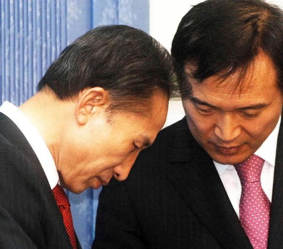 한나라당 이명박 후보가 16일 오전 여의도 당사에서 공공부문 개혁 관련 기자회견을 마친 뒤 임태희 비서실장과 뭔가 얘기를 나누고 있다. 최해국기자 seaworld@seoul.co.kr